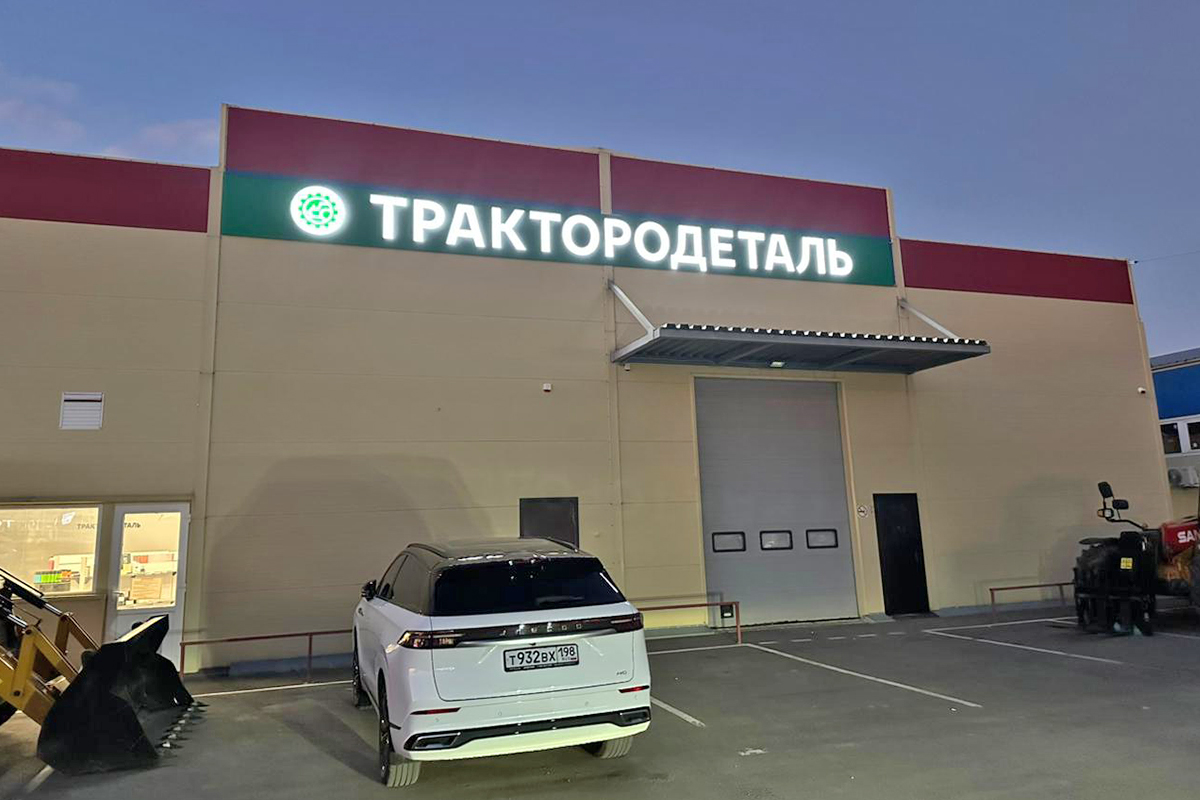 Еркектер полицейді ұрады