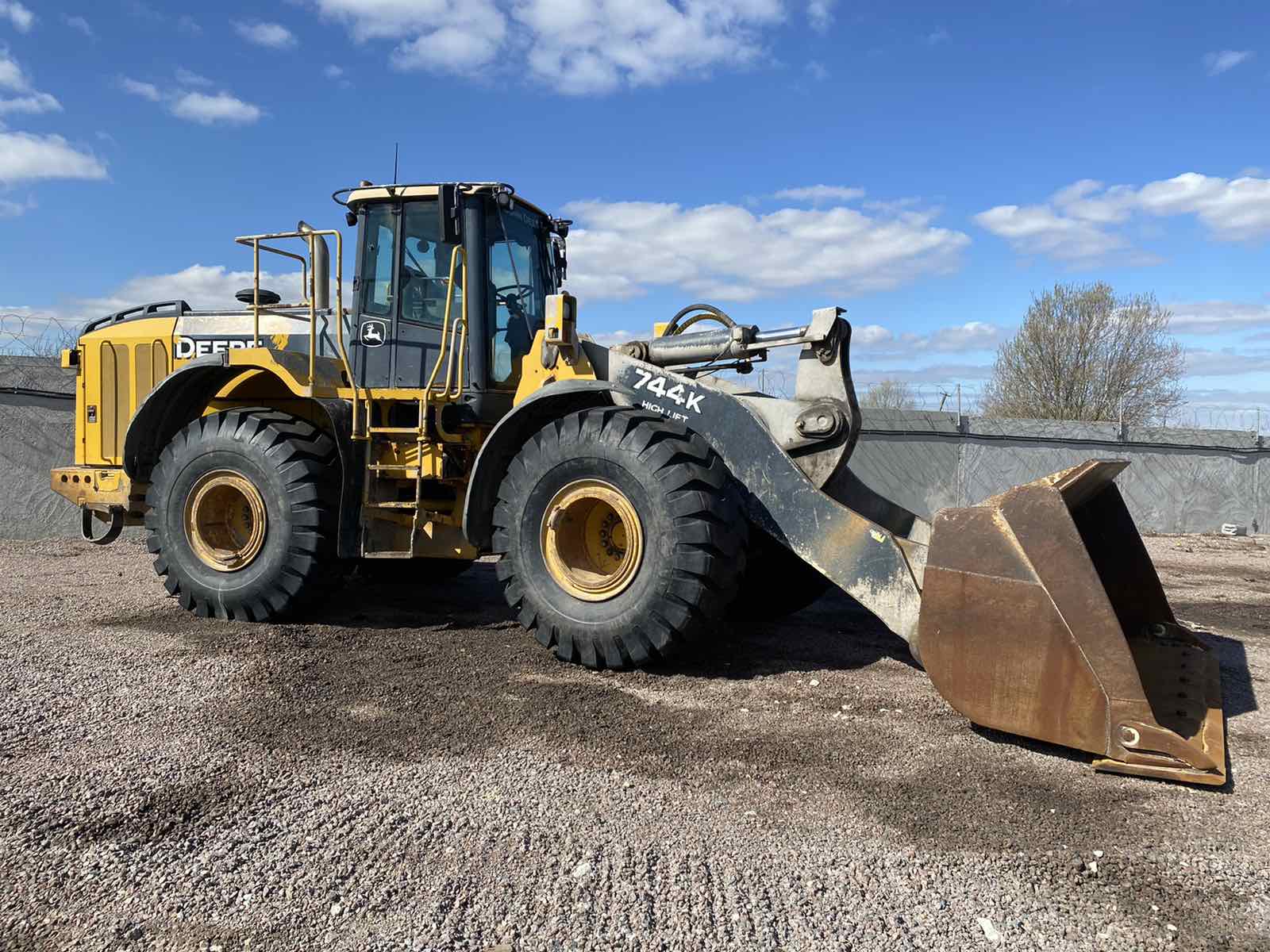 JOHN DEERE погрузчик фронтальный колесный 744K