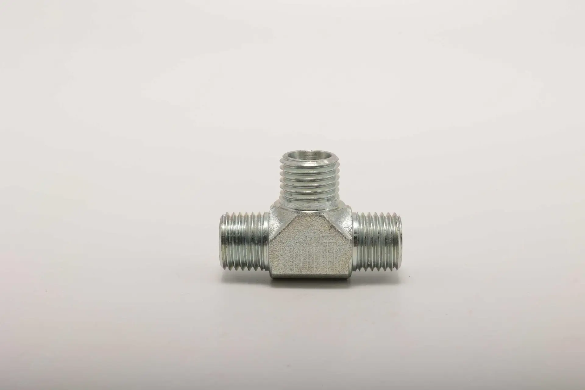 B220400000169 Штуцер (тройник) Sany