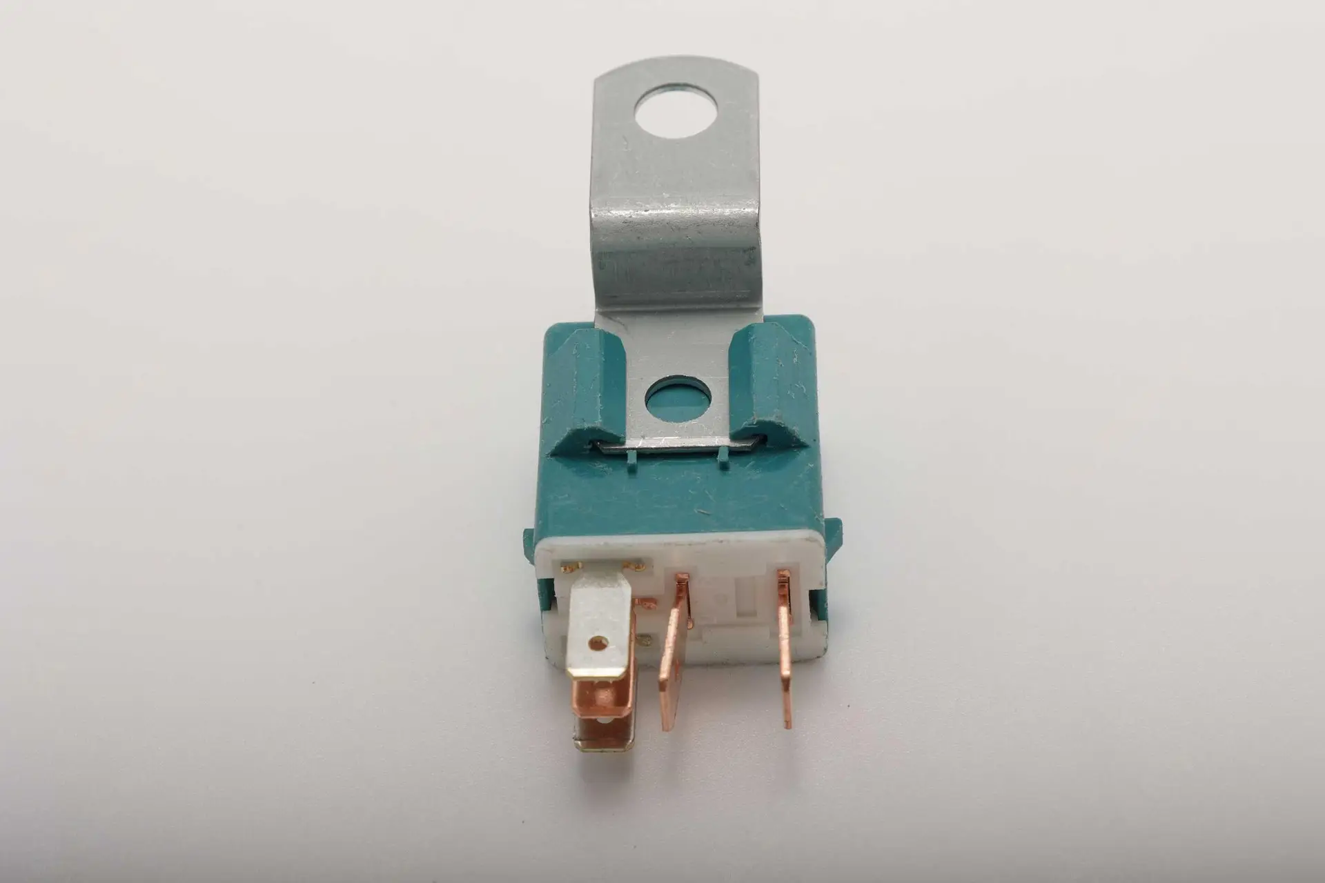 898013-7900 Реле Isuzu Sany